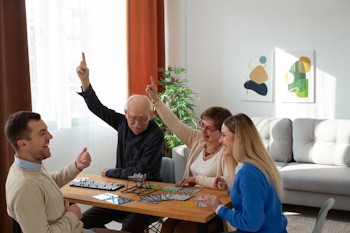 Abuelos y nietos jugando al bingo juntos en la mesa