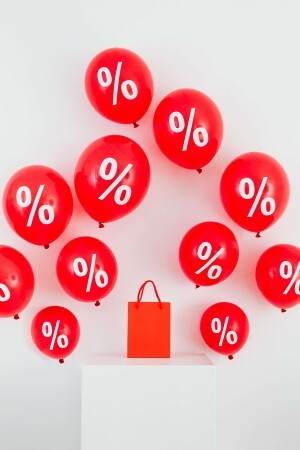 Ballons rouges sur fond blanc avec le symbole % : ne manquez pas les bons d'achat sur BravoPromo