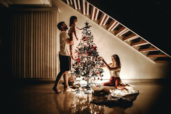 Familia decorando el árbol de navidad