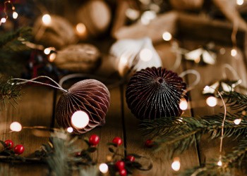 Luces y elementos decorativos de navidad sobre la mesa