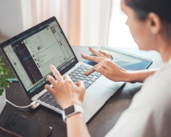 persona trabajando en su laptop desde casa
