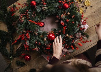 Proceso de hacer una corona de navidad a mano