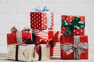 varios regalos envueltos con papel rojo y lazos
