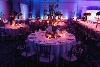 Mesas de boda decoradas e iluminadas con velas