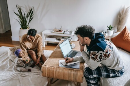 Deux parents avec leur enfant - les meilleures réductions pour la maison sur BravoPromo