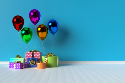Cadeauverpakkingen met ballonnen met daarin producten die met korting zijn gekocht voor je verjaardag