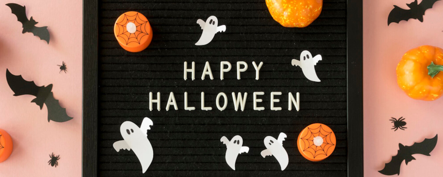 Fondo rosa claro con escrito "Happy Halloween" y decoración con calabazas, fantasmas, murciélagos y arañas.