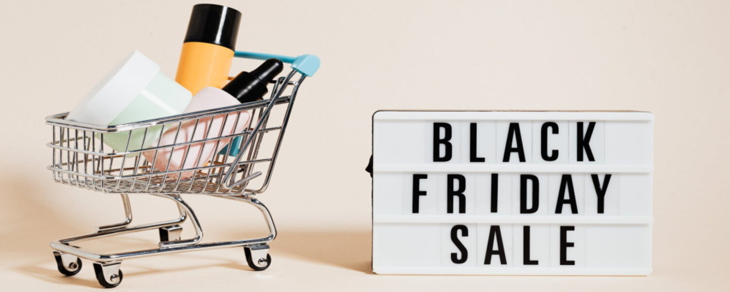 Napis Black Friday Sale i koszyk zakupowy z kosmetykami
