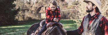 Kind und Vater zu Pferd zum Vatertag