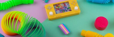 Juegos de los años 80/90 sobre un fondo de colores
