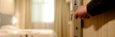 Imagen de puerta de habitación de hotel abriéndose 