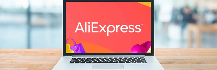 Imagen de un ordenador portátil sobre una mesa con el fondo de pantalla que dice AliExpress
