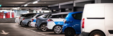 Parking con coches aparcados