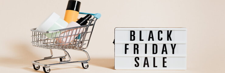 Napis Black Friday Sale i koszyk zakupowy z kosmetykami