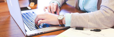 Estudiante con su pc escribiendo