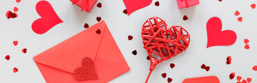 Fondo blanco con corazones, sobre y decoración roja en forma de corazón