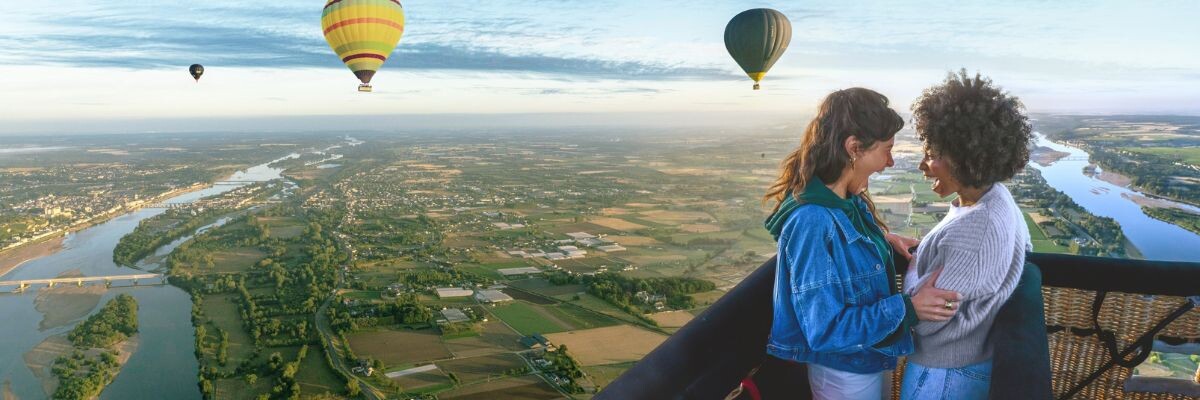 Deux personnes em montgolfière