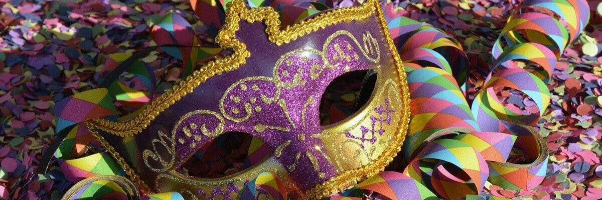 Máscara tipo Veneciana con confeti alrededor