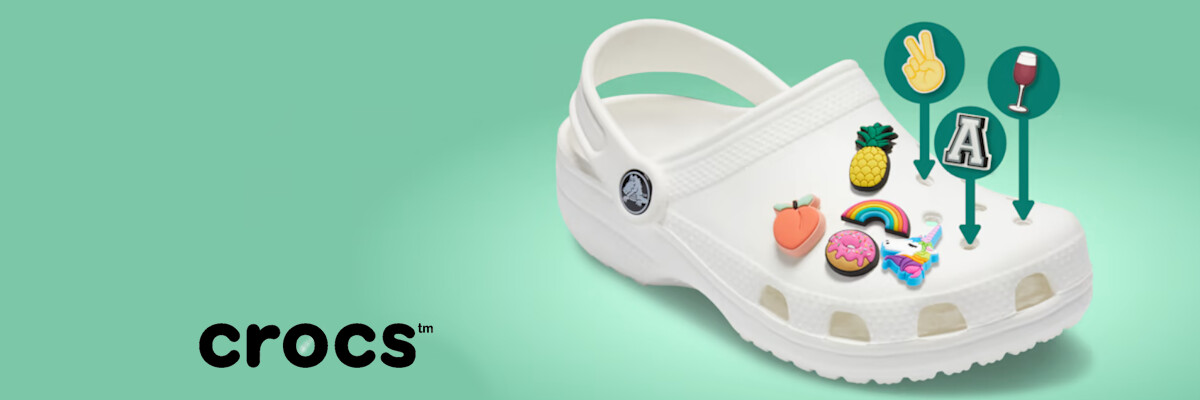 sabots crocs décorés de pins