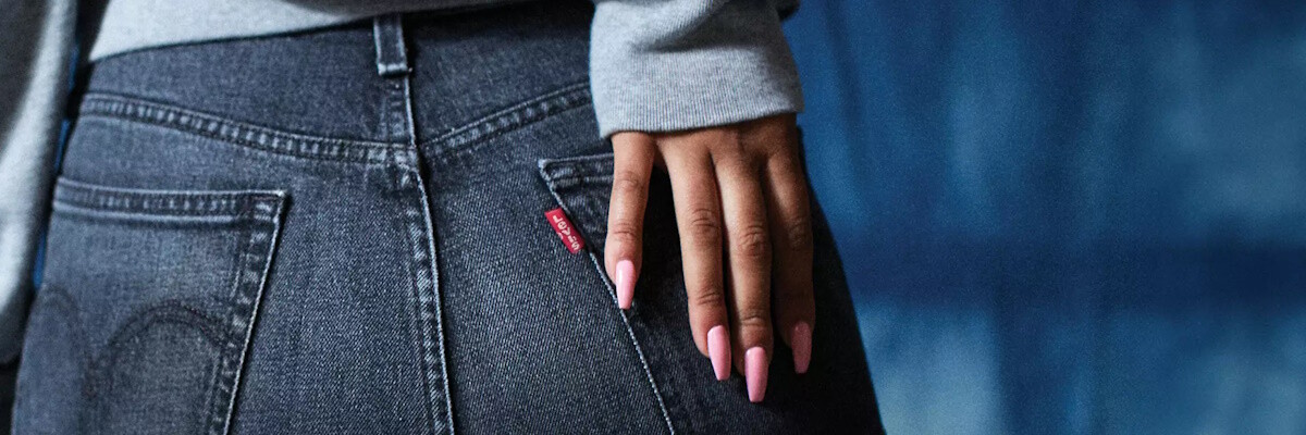 femme en jeans 