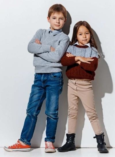 Deux enfants aux bras croisés portant des vêtements Kids Around