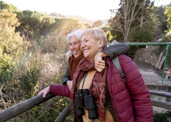Dos amigas jubiladas sonriendo y disfrutando un viaje
