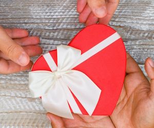 Entérate sobre cómo hacer corazones para el día de San Valentín Intercambio de regalo en caja de corazón