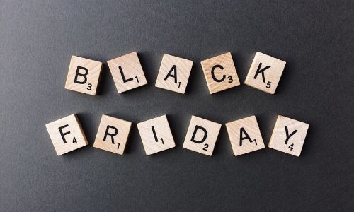 Banner com fundo escuro escrito "Black Friday"