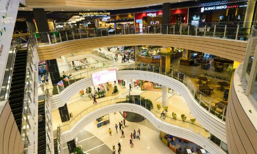 Shopping com pessoas comprando