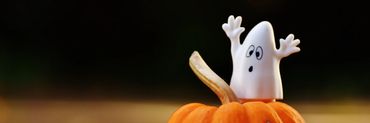 Fantasma de Halloween em cima de uma abóbora 
