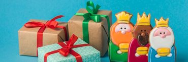 Ilustración de tres figuritas de reyes magos y tres regalos