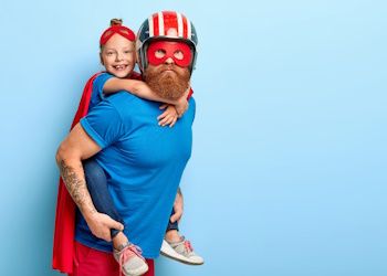 niña y papá disfrazados