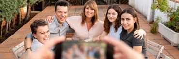 Familia numerosa haciéndose un selfie en una reunión familiar
