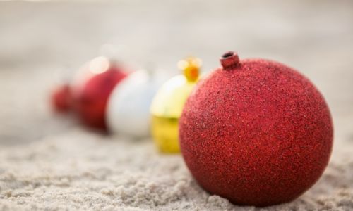 As Melhores Ofertas de Natal! Enfeites de Natal sob a areia da praia