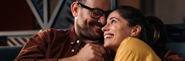Casal de namorados sorrindo celebrando o Dia dos Namorados 