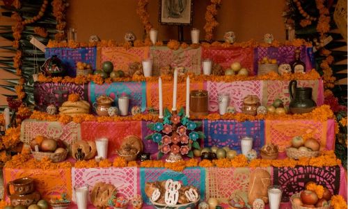 Altar com decoração de Dia das Bruxas