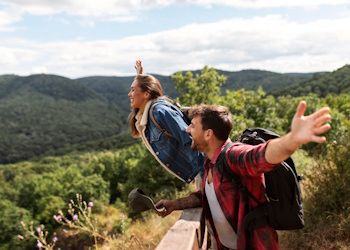 Jóvenes viajando aprovechando los descuentos del Carnet Joven