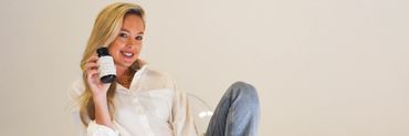 Vrouw met vitaminen potje in handen