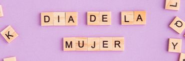 Cubos con letras formando la frase "Día de la mujer"