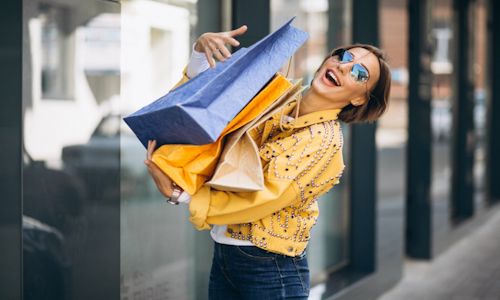 Ofertas especiais de Cyber Monday! Mulher segurando sacolas de compras