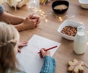 niña escribiendo la carta a los reyes magos