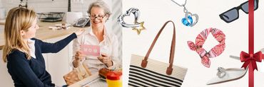 dochter geeft moeder een cadeau voor moederdag