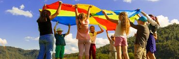 Kinder unter einer Flagge