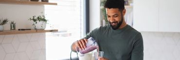 homme qui se fait un milkshake