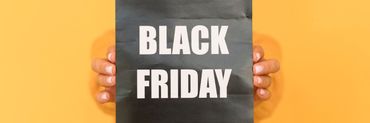 En svart skylt på gul bakgrund, med texten 'Black Friday'