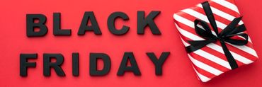 Scritta Black Friday con un pacco regalo 