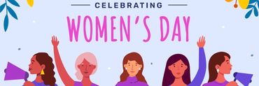 Fondo rosa con escrito womans day y dos manos de mujer entorno a la frase