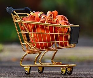 Aprovecha los códigos y descuentos para ahorrar en esta temporada carrito de compras lleno de esferas de navidad