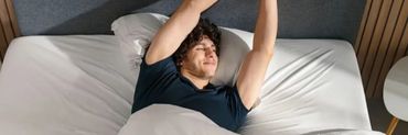Homme dans un lit confortable Emma