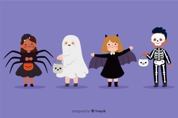 Quattro bambini in costume da Hallowen: ragno, fantasma, vampiro e scheletro